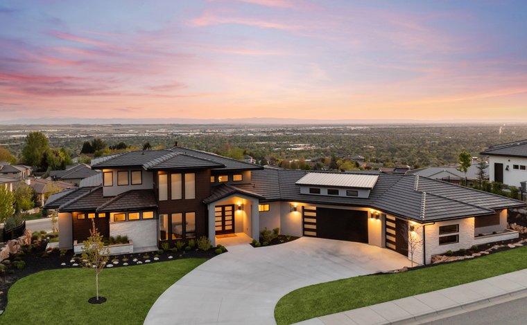 Ultra-luxury mountain contemporary estate in Boise Heights with infinity pool